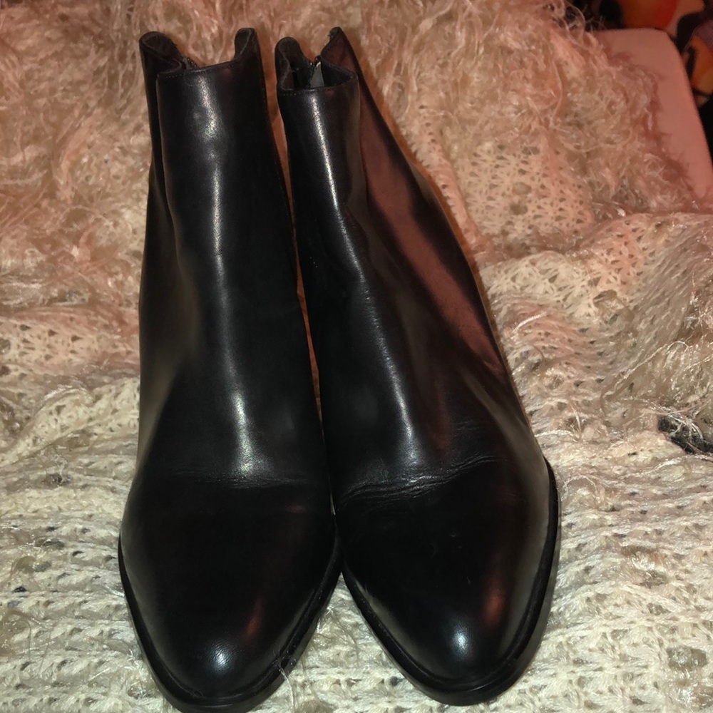 APOSTROPHE BLACK HIGH HEELED LEATHER ANKLE BOOTS